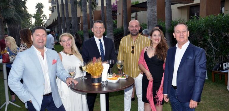 Erkekler kadınlar için şarkı söyleyecek