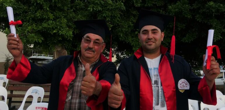 Baba oğul birlikte mezun oldu