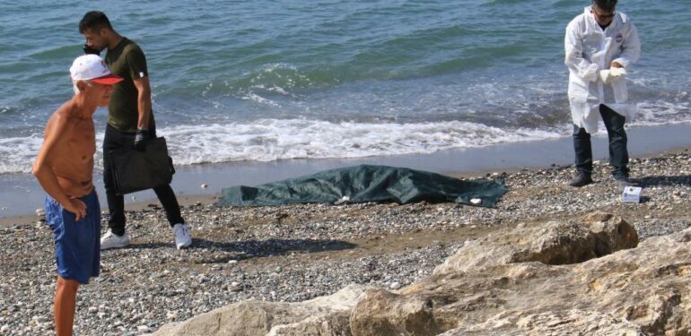 Emekli öğretmen denizde boğuldu