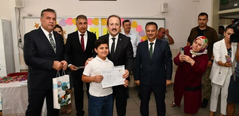 Mersin’de 406 bin 912 öğrenci karne heyecanı yaşadı