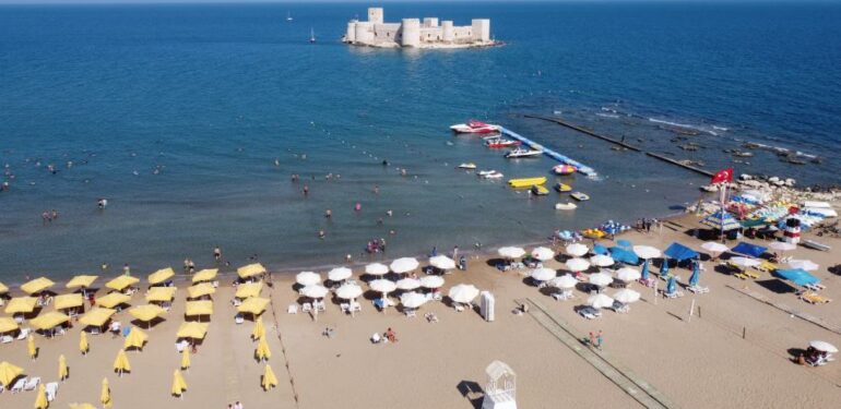 Yaz tatili başladı, turizmin merkezi Kızkalesi’nde yoğunluk arttı