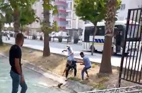 Suya düşen köpeği kurtarmak isteyen gençlerin zor sınavı