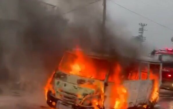 Tarsus’ta tarım işçilerini taşıyan servis aracı alev alev yandı