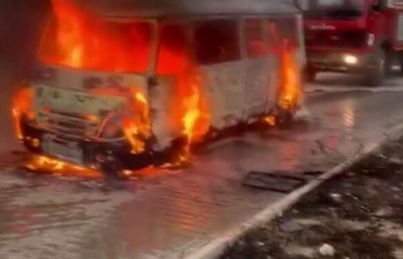 Tarım işçilerini taşıyan servis aracı alev alev yandı