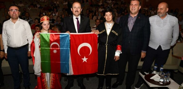 Türk Halk Müziği Öğretmenler Korosu konser verdi