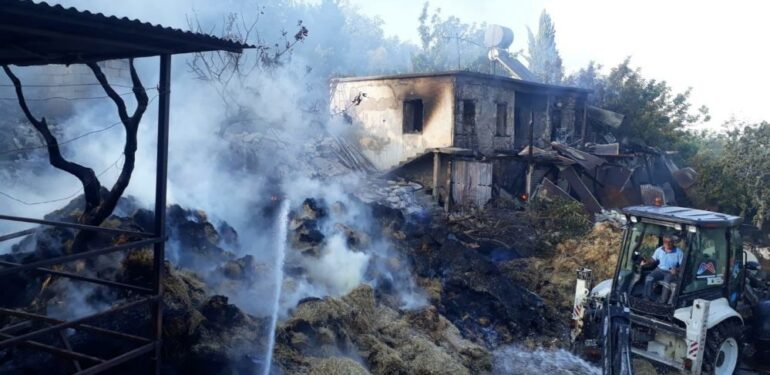 Saman balyalarında çıkan yangında iki ev zarar gördü