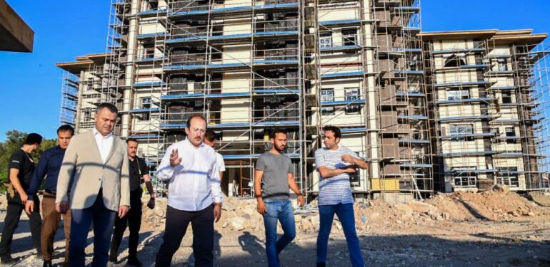 Vali Pahlivan, Tarsus’ta yapımı süren ve tamamlanan kamu binalarında incelemelerde bulundu
