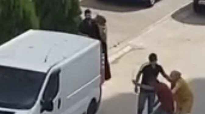 Sokak ortasında kafasında sopa kırıldı, o anlar kamerada