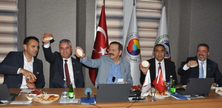 Hisarcıklıoğlu: “İşçiler, işverenler olarak el ele vererek üretmeye, ihracat yapmaya devam edeceğiz”