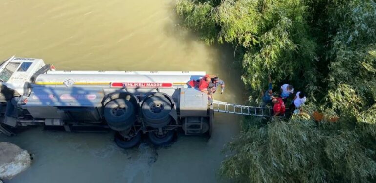 Tanker dereye yuvarlandı, sürücü yaralandı