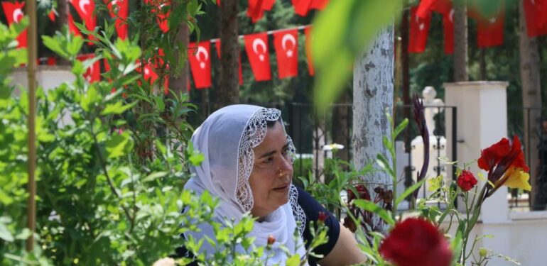 Şehit annesi: “Biz Mehmetçiklerimizin sayesinde ayaktayız, bir gitse de bin geliyor”