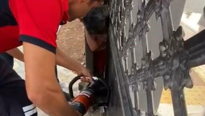 Kapıya sıkışan çocuğu itfaiye kurtardı
