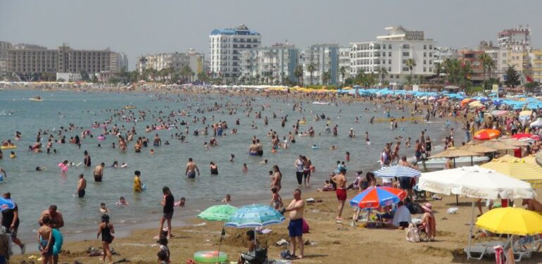 Mersin sahillerinde oteller dolunca tatilciler yerde çadırda ve araçlarında tatil yapıyor