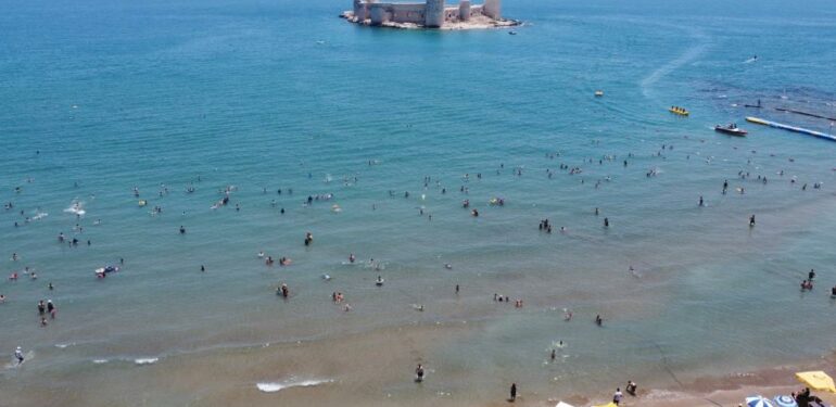 Sıcaktan kaçan soluğu denizde aldı