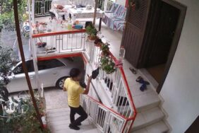 O HIRSIZ TUTUKLANDI MERSİN'DE EVİNİN ÖNÜNDEKİ BALKONDA UYUYAN ADAMIN KAPININ ÖNÜNDEKİ AYAKKABILARINI VE CEP TELEFONUNU ELİNİ KOLUNU SALLAYARAK ÇALAN HIRSIZ TUTUKLANDI HIRSIZLIK ANI GÜVENLİK KAMERALARINA SANİYE SANİYE YANSIRKEN, ŞAHSIN RAHAT TAVIRLARI PES DEDİRTMİŞTİ