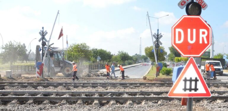 Mersin’de hemzemin geçitlerde bakım çalışmaları sürüyor