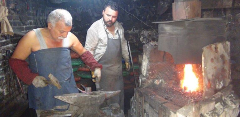 80 derecede dededen toruna demircilik mesleğini yaşatıyorlar