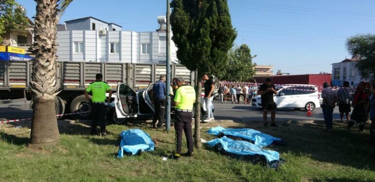 Tıra arkadan otomobille çarpan 4 genç hayatını kaybetti