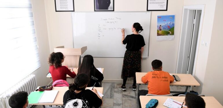 Mersin’deki kurs merkezlerinde öğrenim desteği alan öğrencilerden büyük başarı