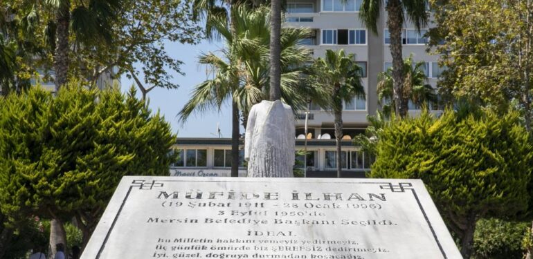 Türkiye’nin ilk kadın belediye başkanının heykeline çirkin saldırı