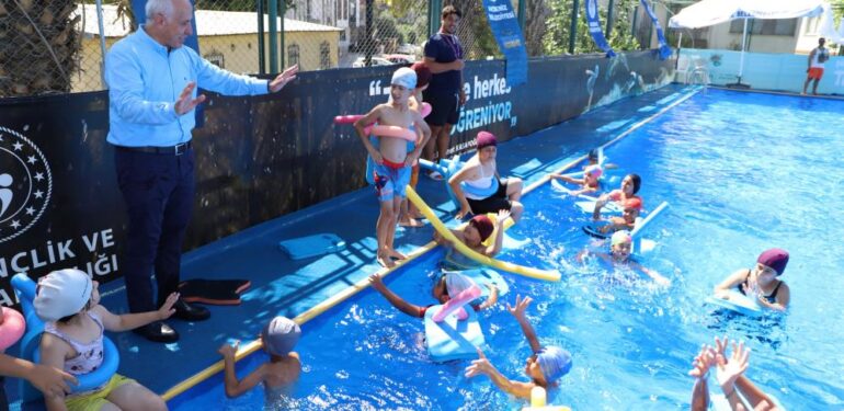 Akdeniz’de yüzme havuzu çocukların ayağına geliyor