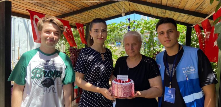 Oğlu şehit olduktan sonra ilk kez doğum günü kutladı