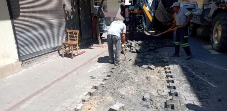 Akdeniz’de asfalt ve kaldırım çalışmaları sürüyor