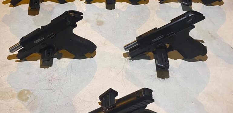 Mersin’de bir araçta 6 adet ruhsatsız tabanca ele geçirildi