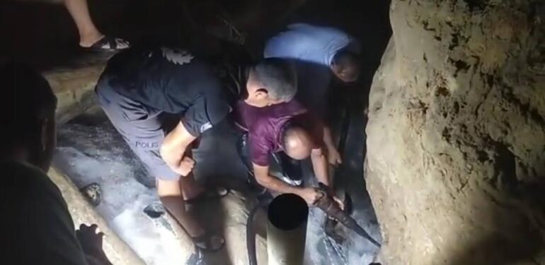 Dev kayanın altında sıkışan çocuğun cansız bedeni 30 saatlik çalışmayla çıkarıldı