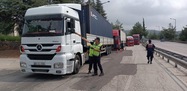 Mersin’de araçlar denetlendi