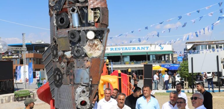 BAŞKAN GÜLTAK’TAN SARDALYANIN BASKENTİNE SARDALYA HEYKELİ
