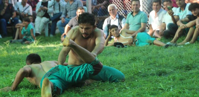 Yörüklerin çimde nefes kesen güreşi