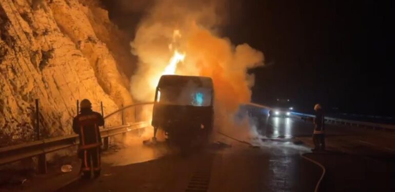 Kömür yüklü tırın dorsesi alev alev yandı