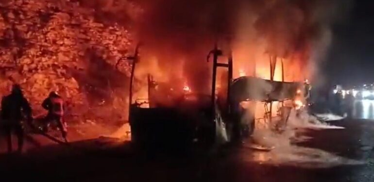 Yolcu otobüsü alev alev yandı, 18 yolcu son anda kurtuldu