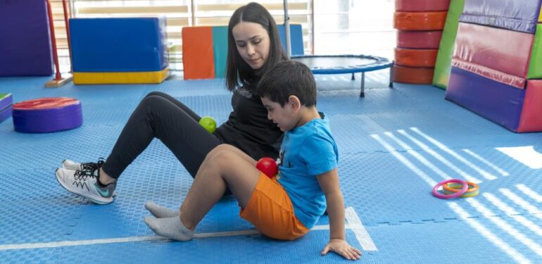 Engelleri, Engelsiz Yaşam Merkezi’nde aşıyorlar