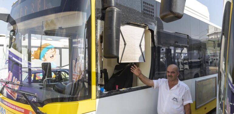 Öfkeli yolcu, otobüs şoförüne korku dolu anlar yaşattı