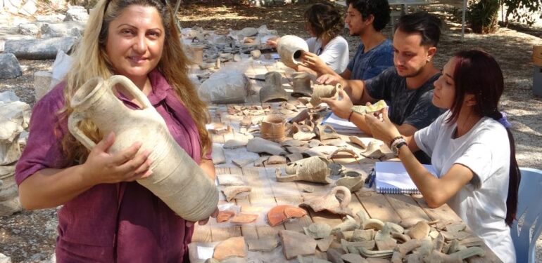 11 bin seramik parçası tek tek elden geçiyor turizme kazandırılıyor