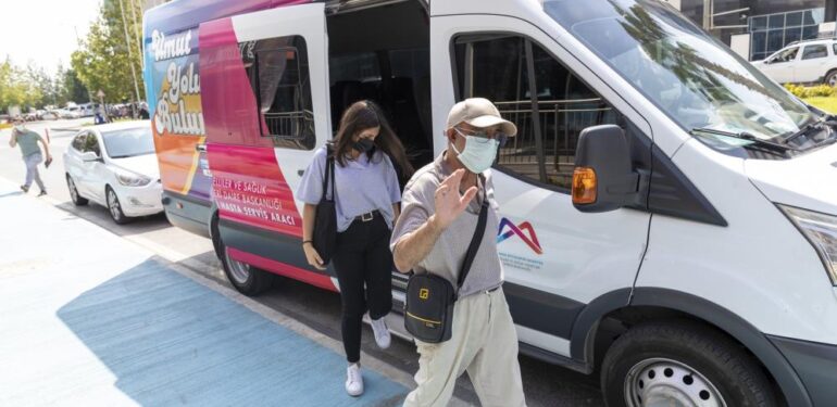 Mersin’de onkoloji hastalarının ulaşımı belediye ekiplerince sağlanıyor