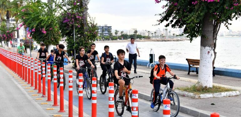 Çocuklar evden okula bisikletle gidip, geliyor