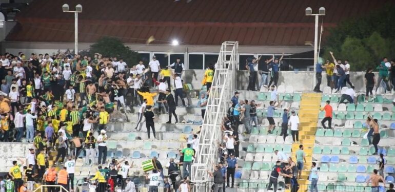 Tarsus İdman Yurdu ile Şanlıurfa maçında koltuklar havada uçuştu