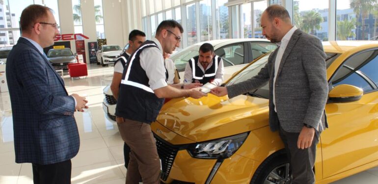 Mersin’de oto galericiler denetleniyor