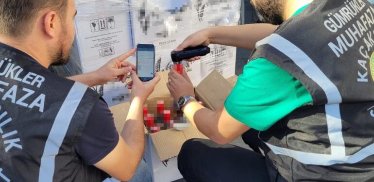 Mersin’de piyasa değeri 20 milyon lira olan 5 tır kaçak içki ele geçirildi