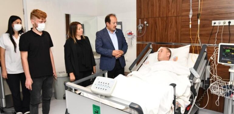 Vali Pehlivan yaralı polisi hastanede ziyaret etti