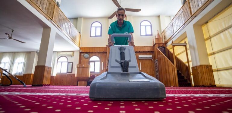 Mersin’de ibadethaneler temizleniyor