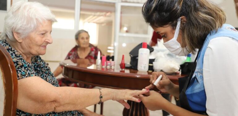 Huzurevi sakinlerine kuaför ve kişisel bakım hizmeti