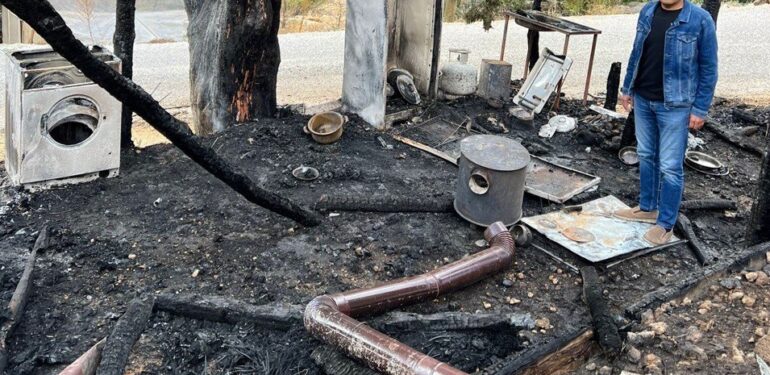 Sobadan çıkan kıvılcımlar baraka evi kül etti