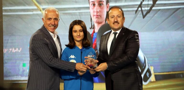 Mersin’de başarılı sporcular ve kulüpler ödüllendirildi