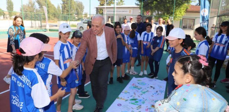 Gültak, geleceğin genç raketleri ile buluştu
