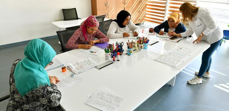 Mola evinde veliler de okuma-yazma öğreniyor