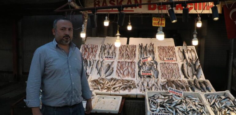 Tezgahlar balıkla doldu taştı, fiyatlar yarı yarıya düştü